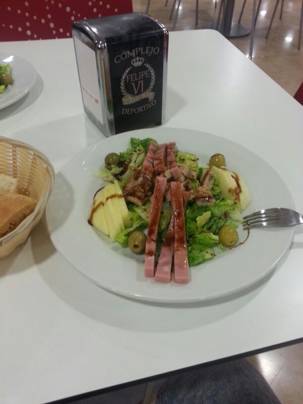 BarFelipeVI's tweet image. Ensalada de lechuga, manzana, cintas d lomo y jamón york con miel de caña...