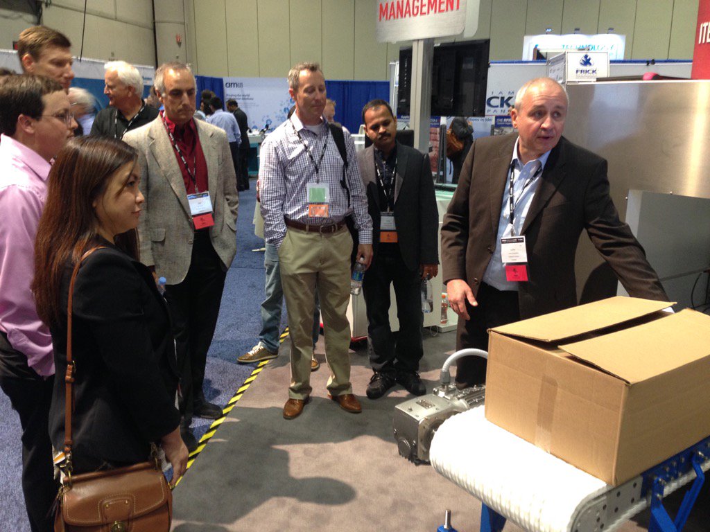 Busy day @ Booth 204 #RFIDLIVE Lothar Grunenberg demonstrates #RFID Shipping Tunnel #logistics