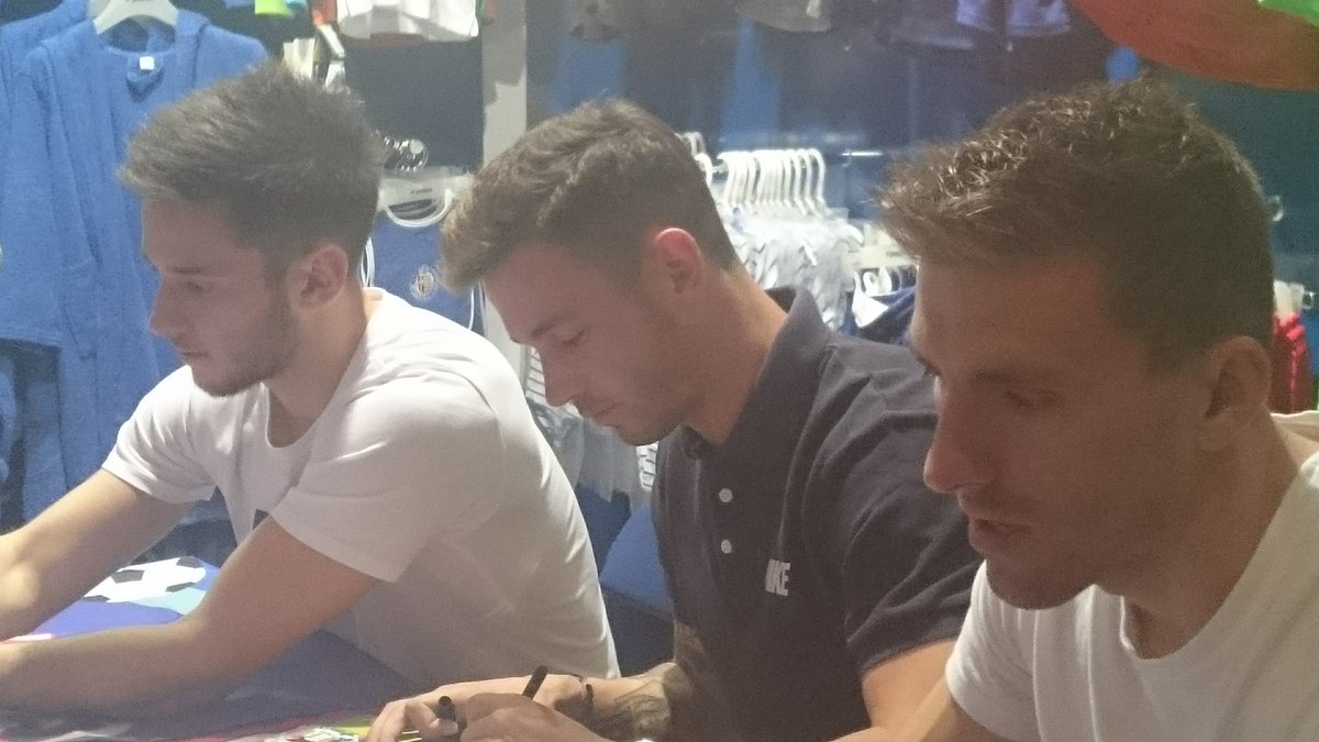 ¡Nuestros futbolistas, <a href="/vguaita13/">Guaita</a>, <a href="/AlvaroMedran/">Alvaro Medran Just</a> y <a href="/AlvaroVazquez91/">Álvaro Vázquez 🐺</a> ya están en la tienda oficial!