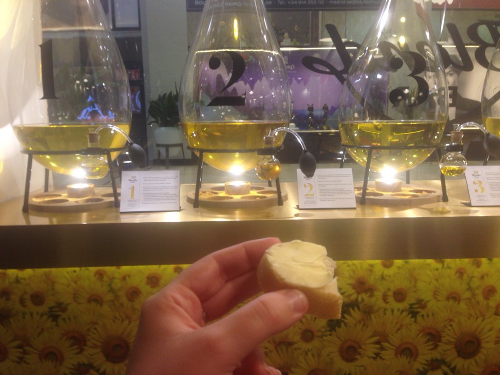Mesadedos's tweet photo. Hasta el 8 de mayo puedes ir al #FloraBlendBar de @PlateaMAD y hacer tu propia #margarina #Madrid #ocio #aceite https://t.co/YOnoOop7an