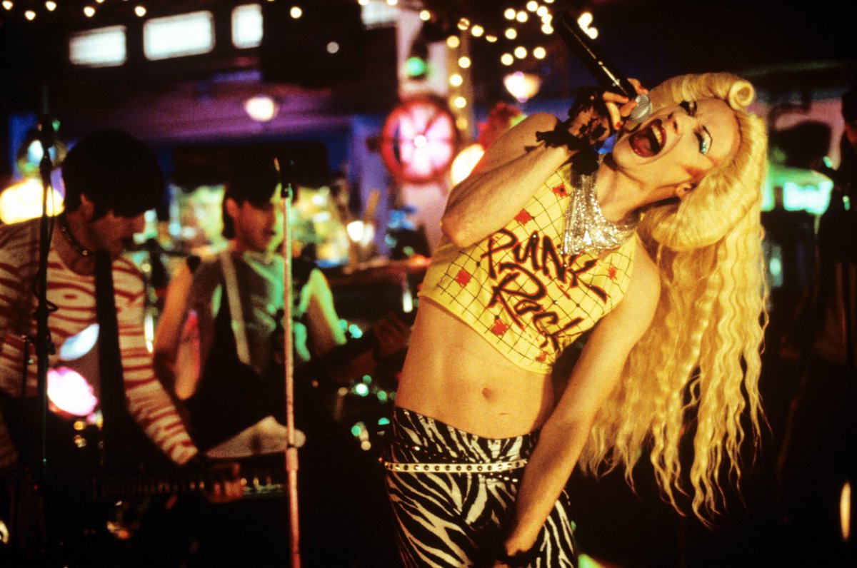 헤드윅(Hedwig And The Angry Inch) - 영화로도 뮤지컬로도 유명한 헤드윅. 영화의 감독이자 주인공은 뮤지컬의 대본을 쓴 존 카메론 미첼. 헤드윅의 인생으...
