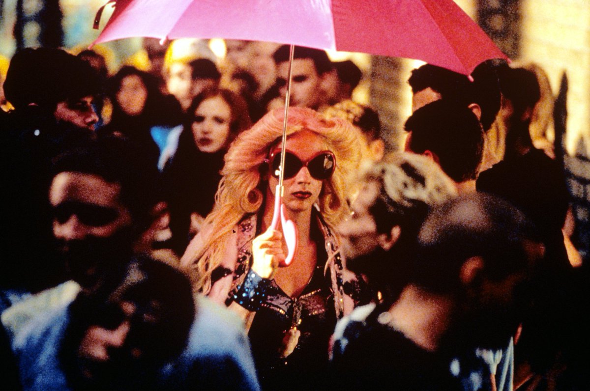헤드윅(Hedwig And The Angry Inch) - 영화로도 뮤지컬로도 유명한 헤드윅. 영화의 감독이자 주인공은 뮤지컬의 대본을 쓴 존 카메론 미첼. 헤드윅의 인생으...
