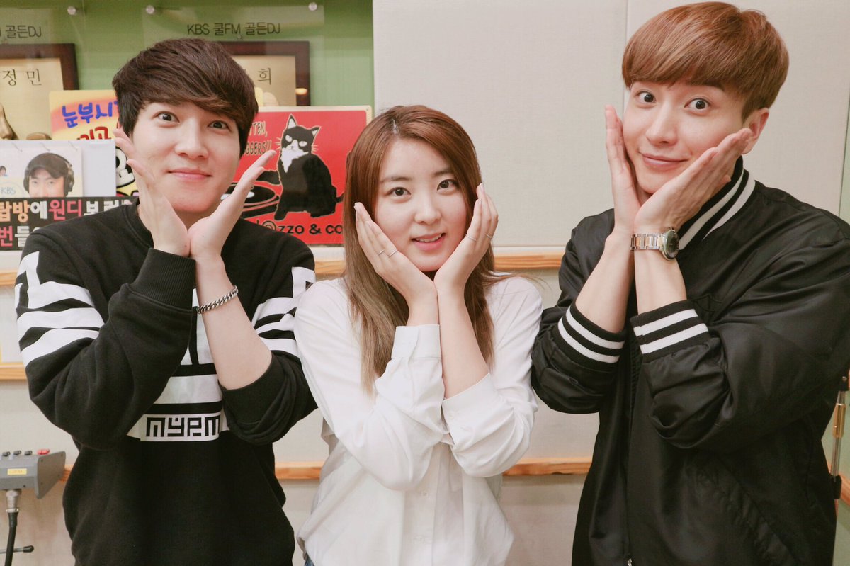 KBSKISSTHERADIO's tweet photo. 딕펑스 태현, 포미닛 소현, 현남매와 함께하는 <그래서 좋냐> 술집에서 혼자 신분증 검사 받아서 자랑하던 얄미운 친구! 이 세분은 절대 그럴 일이 없겠네요 ....ㅋㅋ 최강동안! 애기애기하당~💕🍼 https://t.co/EYVJgu3iYV