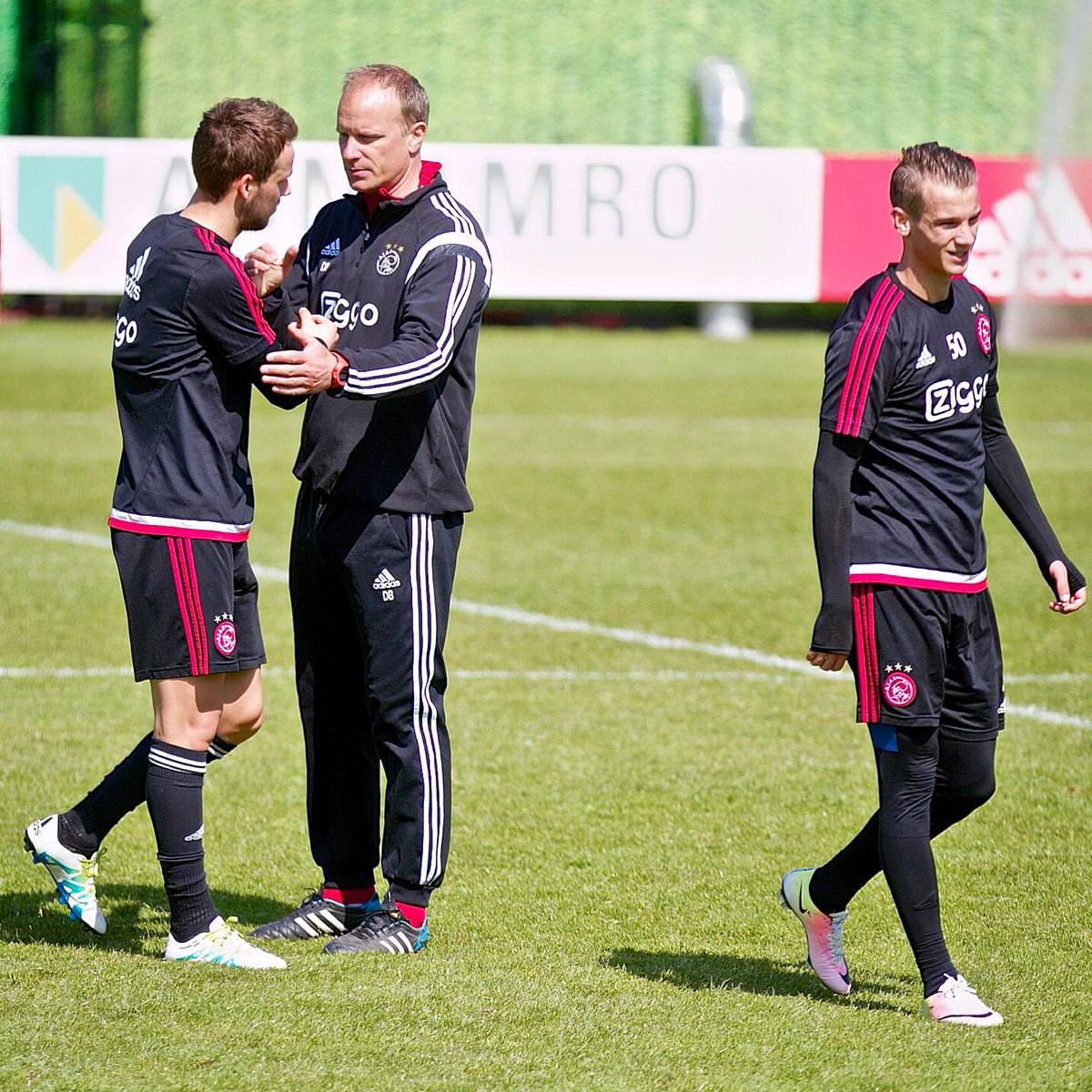 AjaxA1watcher's tweet photo. Vanochtend genoten van de #TalentenTraining op #deToekomst. De Jeugd Heeft De Toekomst #DJHDT #Ajax #AjaxA1 https://t.co/8AdTMg1omR