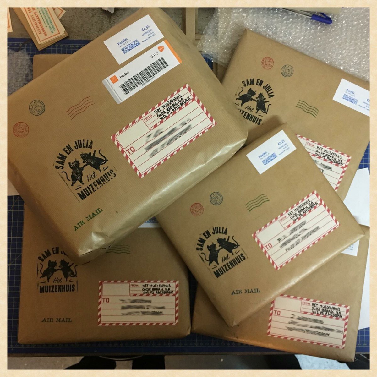 De prijzen zijn verstuurd aan de winnaars van de winactie van parool! <a href="/parool/">Het Parool</a> <a href="/UitgRubinstein/">UitgeverijRubinstein</a> <a href="/ScheltemaBoek/">Scheltema Boekverkopers</a>