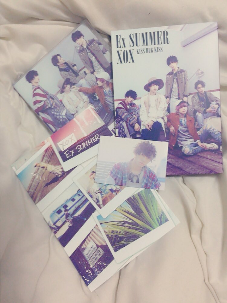 __iamyunak__'s tweet photo. 帰宅🤗💪
CD＋DVD＋写真集
開けた😚💓
カードはだおちゃんでしたᙏ̤̫♡
つーくんかだおちゃんがよかったから
嬉しい🤗💓

明日バイト時間までDVDみーよっぺ😚😚
#XOX 
#ExSummer https://t.co/dVMkJhn51l