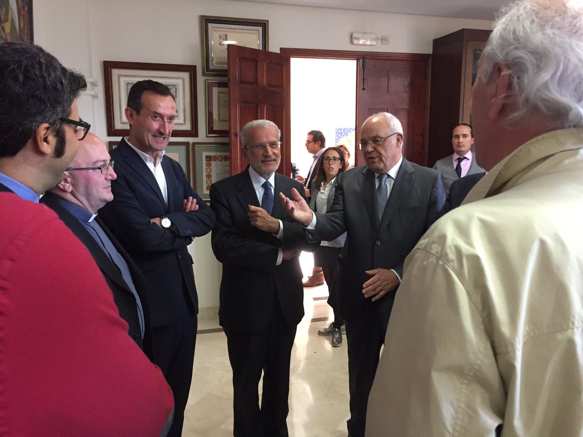 CarlosGlez2021's tweet photo. En la firma del convenio entre el Patronato del Misteri y las universidades públicas valencianas para su proyección https://t.co/OrbFPtnpr7