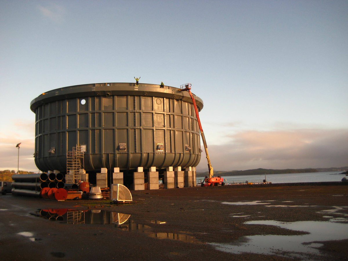 Et minne fra i monteringen av vår lukkede merd Neptun 3. Ser du de som står på merdkanten?