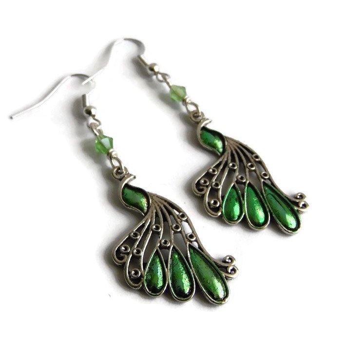 SarahDaisyBlue's tweet image. Beautiful green peacock earrings etsy.com/uk/listing/278… #mnukteam #earrings #craftbuzz #eshopsuk