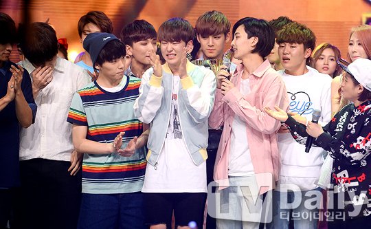 SVTGlobal's tweet image. [PRESS PICT] SEVENTEEN Pretty U 1st Win @ Show Champion 
#Seventeen1stWin #PrettyU1stwin #세븐틴 @pledis_17 
(©on pict)
