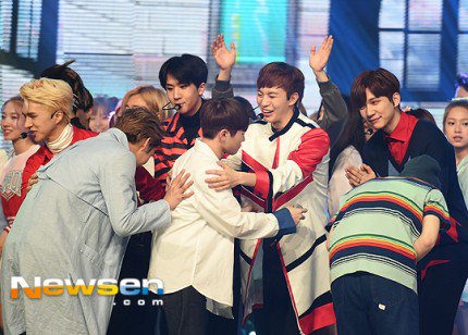 SVTGlobal's tweet image. [PRESS PICT] SEVENTEEN Pretty U 1st Win @ Show Champion 
#Seventeen1stWin #PrettyU1stwin #세븐틴 @pledis_17 
(©on pict)