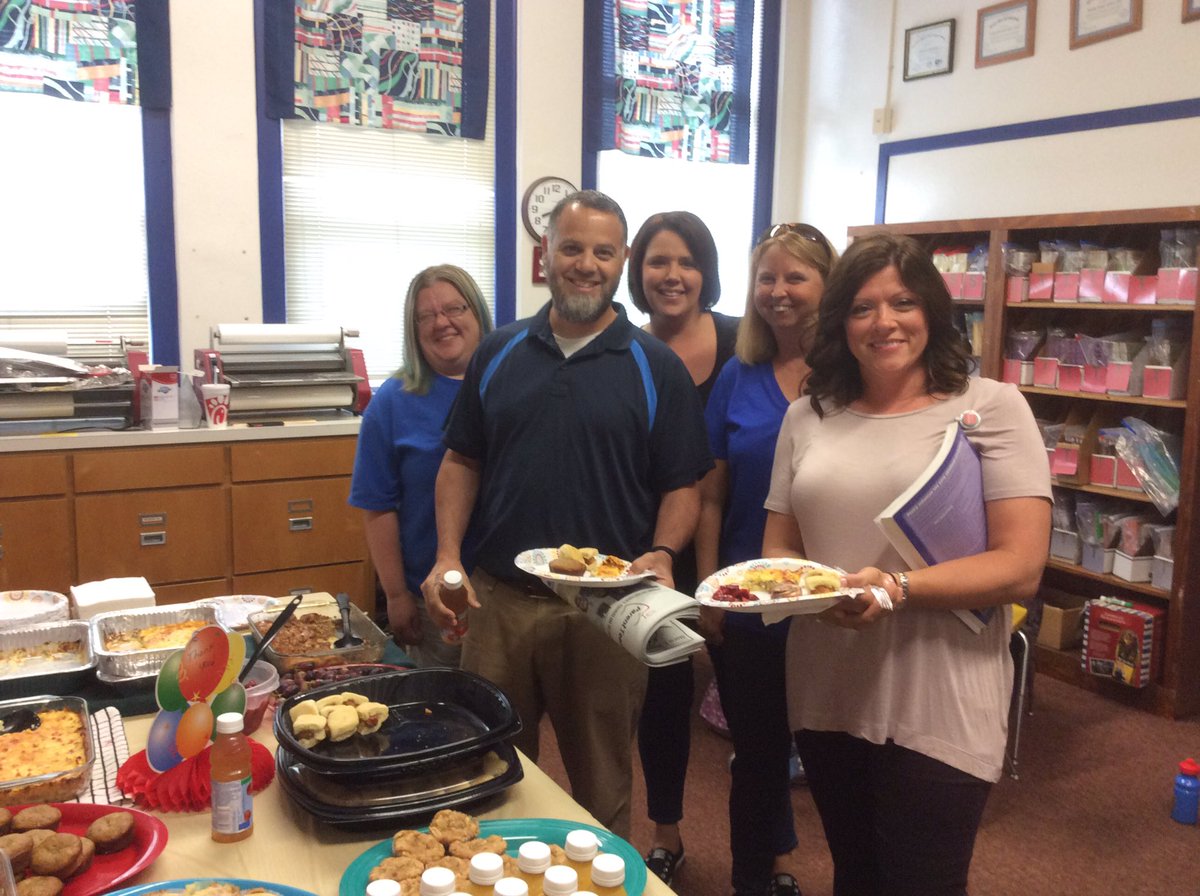 thompson_MES's tweet photo. What a way to start our morning!  Thanks for the breakfast PTA! @distefanoderek https://t.co/bxiNtVyIyx