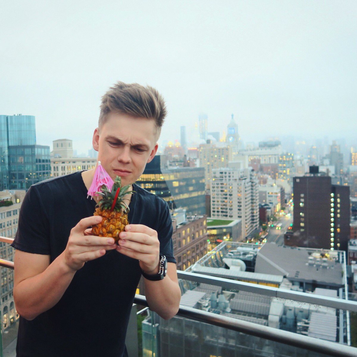 Caspar_Lee's tweet photo. I don't look anything like it! https://t.co/nOMoiliEis