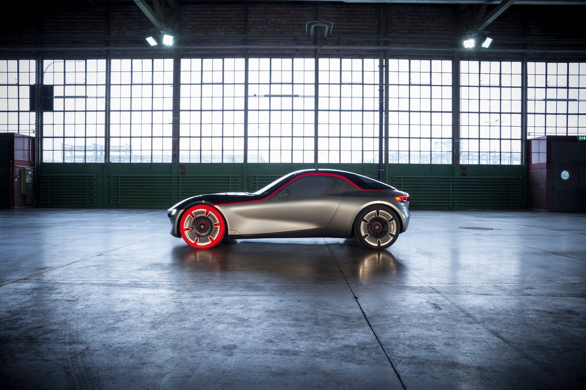 KT_Neumann's tweet photo. Auch in den @Opel Werkshallen macht unser #OpelGT Concept eine gute Figur. #Design https://t.co/ARq7DaTJKr https://t.co/bPcfU28FWH