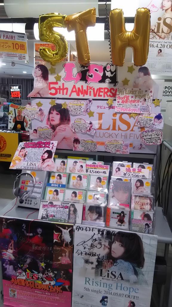 masiro161's tweet photo. 久しぶりに難波のタワレコ来たけどLiSAだらけでテンション上がった https://t.co/C9UReaVAZ6
