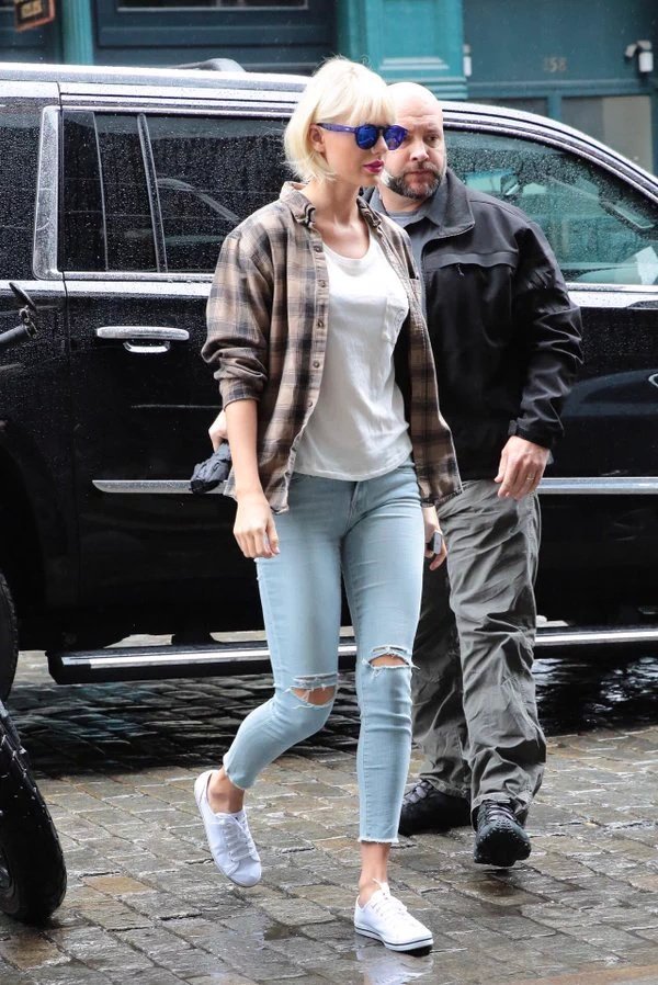 TaylorSwiftFV2's tweet photo. Taylor looking gorgeous in street 😍 https://t.co/oye1H0wM63