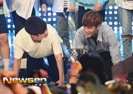 save_mingyu's tweet photo. 1위해서 인간탑 준비하는 너무너무 신난민규ㅠㅠㅠㅠㅠㅠ멍뭉이 아닌가요😭민규 눈물샘은 건성인가😭울지두않구 씩씩했어💕너무너무 축하해❤️세븐틴 최고❤️ 
#SEVENTEEN1stWin #민규 #에스쿱스 https://t.co/v4UoaWIWTc