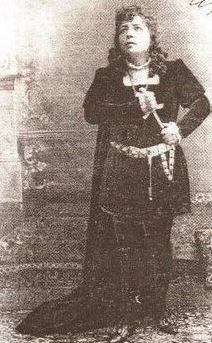 Türkiye'nin ilk kadın tiyatrocularından Merope Kantarcıyan (d. 1857, ö. 1932), Hamlet rolünde (Tiflis, 1901).