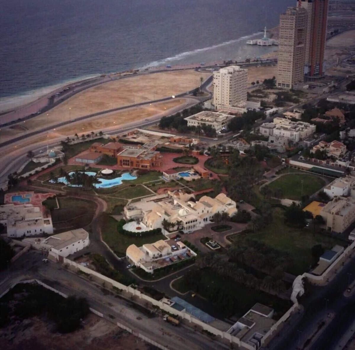 AboShla5Libraly's tweet photo. #تعديات_صالح_كامل
#كفاية_دلع
بأي حق يستولي على شارع بأكمله ويقطع آخر؟
هل هو فوق القانون؟
نريد أجوبة..
@JeddahAmanah https://t.co/MRjmIUDvA9