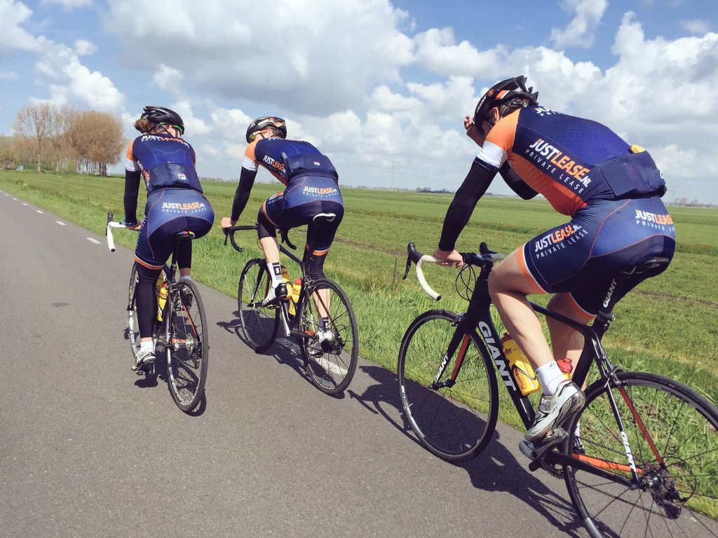 Nieuw seizoen, nieuwe kleding, nieuw contract en nieuwe ploeggenoten! Let's go!