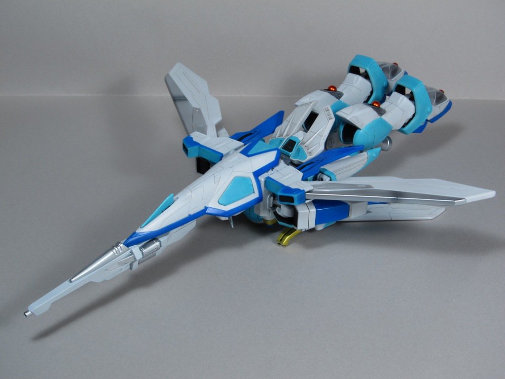 @error_astray Xウイングガンダム(バードモード)。プラモウォーズでは前編の必殺技「Xウイングアタック」を出す為の形態でした。pic.twitter.com/3sUO5YCR0A