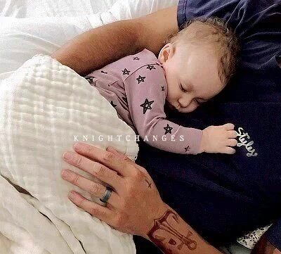 HarryStyles0269's tweet photo. Amo essa bonequinha sabe @angeluanas ? Coisinha mais linda do tio💜 (se alguém reparar na unha de antes eu bato hein) https://t.co/rYOkgy1QNO
