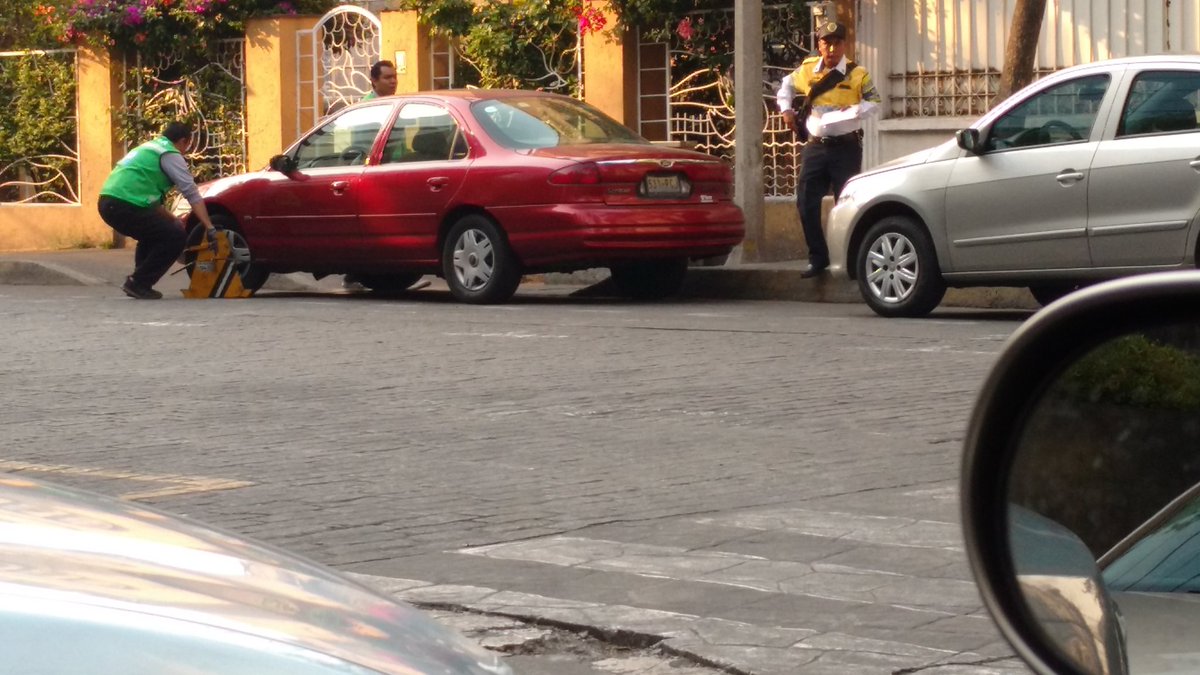 En calle Francia colonia Guadalupe inn poniendo el inmovilizador