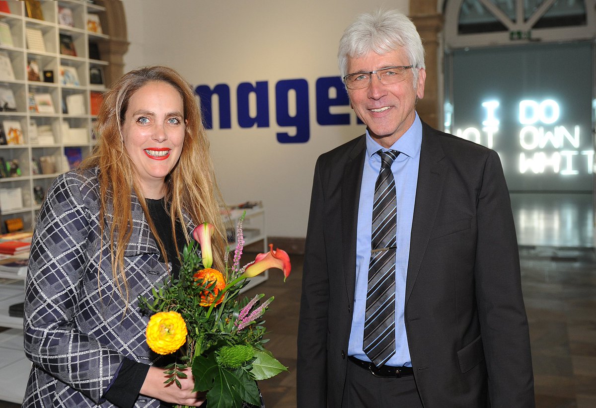 Kuratorenpreis vom @art_magazin für @Fridericianum-Leiterin Susanne Pfeffer. Glückwunsch! #Kasselkultur (mic) https://t.co/WNVpQFvkKB