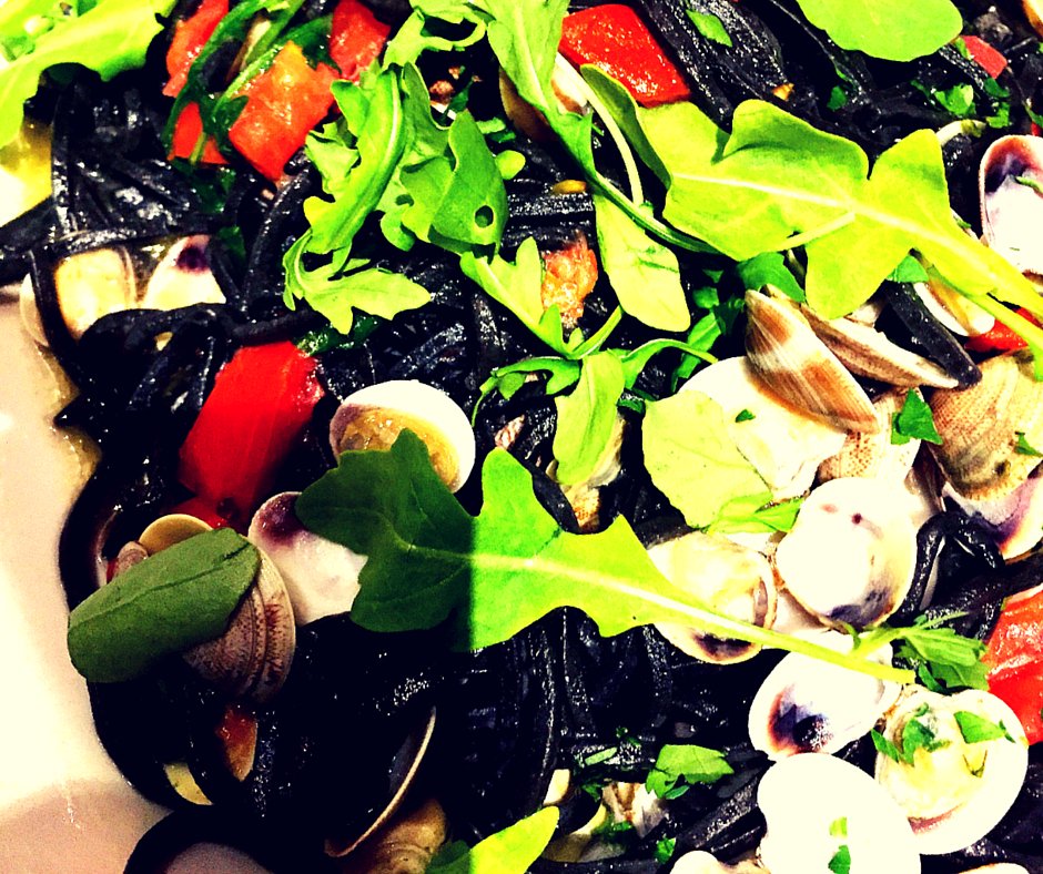 favolanice's tweet photo. #Spaghetti #Neri" aux Palourdes et Roquette ! #nice06 #restaurant #cooking #foodie #seafood #italianfood https://t.co/RfMT4lcHFD