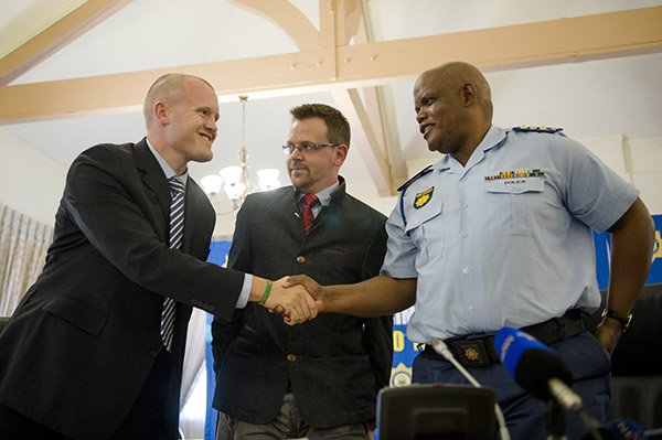 Lede van Afriforum en die polisie skud hand na die konferensie oor plaasmoorde. <a href="/Netwerk24Berig/">Netwerk24 Berig</a>