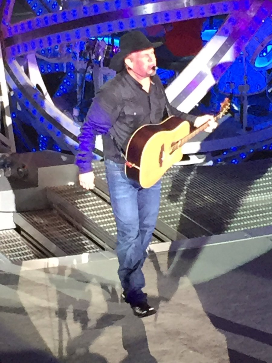 HustonKiel's tweet photo. Hell of a show... Never heard Wells Fargo that loud. #Garthkilledit #frontrowseats #2ndtweetever https://t.co/0h90XGPH6b