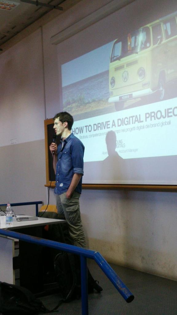 UniFerpiPadova's tweet photo. Comincia l'ultimo incontro di #IVP2016! @alberto_canazza di @YoungDigitalLab ci parla di nuove competenze digitali. https://t.co/VnRETcyW0e