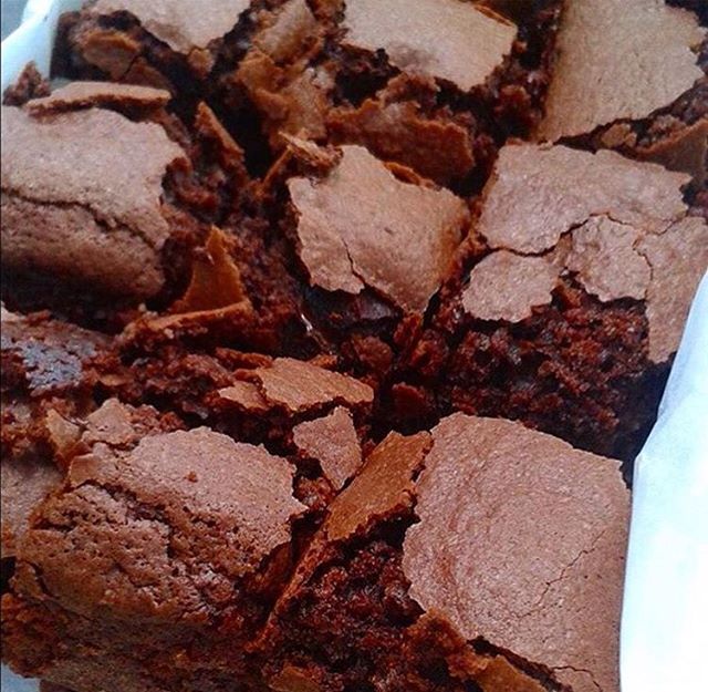 house_murphy's tweet photo. #QOTD “Neuf personnes sur dix aiment le chocolat ; la dixième ment.” John G. Tullius #brownie #chocolat https://t.co/j0Q7VXvgZb