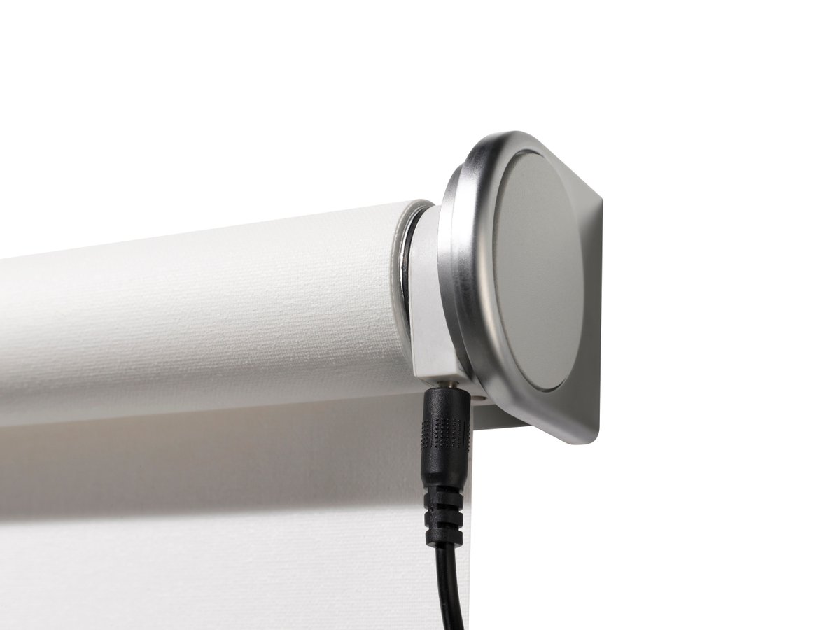 Bedien uw SUNWAY #rolgordijn eenvoudig met een accumotor bediening. Gemakkelijk oplaadbaar met bijgeleverde adapter!