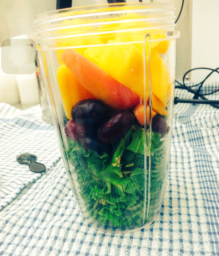 nutritionabc's tweet image. Smoothie madness! Mango, Apple, grapes and my new best friend kale! Vitamins get inside me and shine!! #nutritionabc