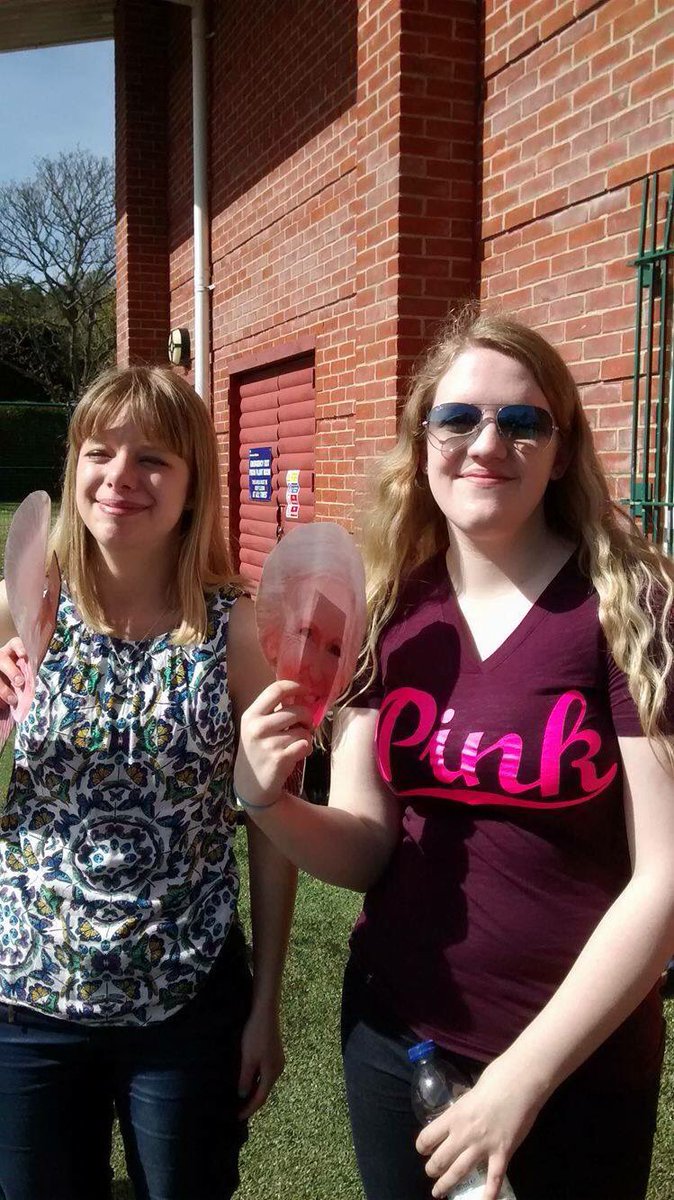 BrightonBakeSoc's tweet photo. Got our two biggest fans with us #fanoff #FvH2016 https://t.co/3sHCnlngPA