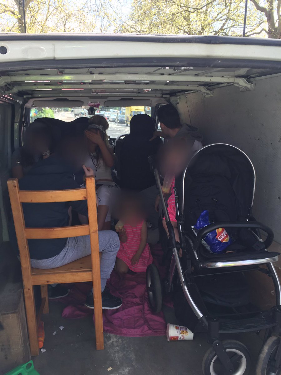 MPSHackney's tweet image. This driver is putting these lives at risk. @MPSRTPC #opcubo #GDSTT