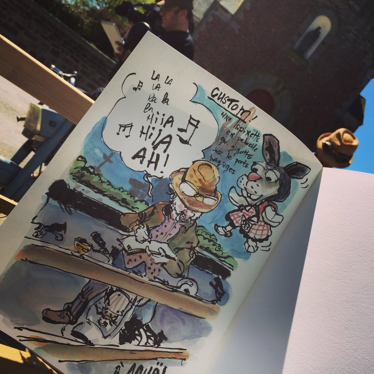 Tazab's tweet photo. #croqandmob à la #television !
Ici @lapinbarcelona avec sa meule custom #urbansketchers #broceliande #mobylette https://t.co/LkO9vYerQB