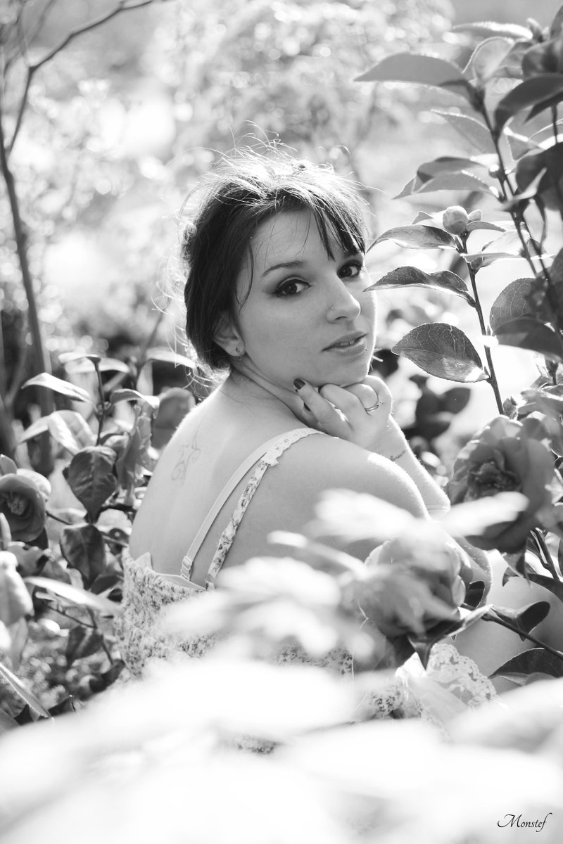 Monstef57's tweet photo. #photography #flowers #spring #naturallight #sunlight #tattoos #piercing #Metz #jardin #whitedress -  laetitia. https://t.co/K1UDQgKut3