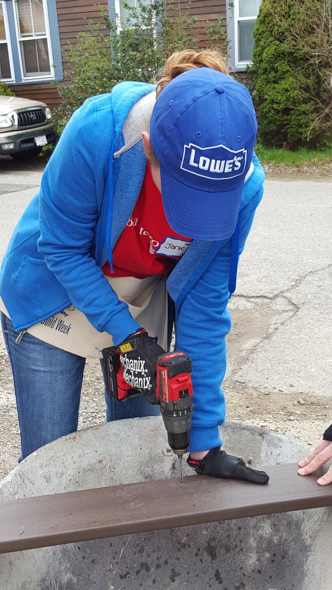 btruepromotions's tweet photo. Women and Building! @womenbuild #lowes #habitatforhumanitynorthshore https://t.co/dVfF5vaORU