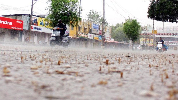 nagasivao's tweet photo. #Rain in #Hyderabad and it was awesome. Don't complain. Rain rain come again.
#Pluvo en #Hajderabdo. #Vetero. https://t.co/imnguXkegm