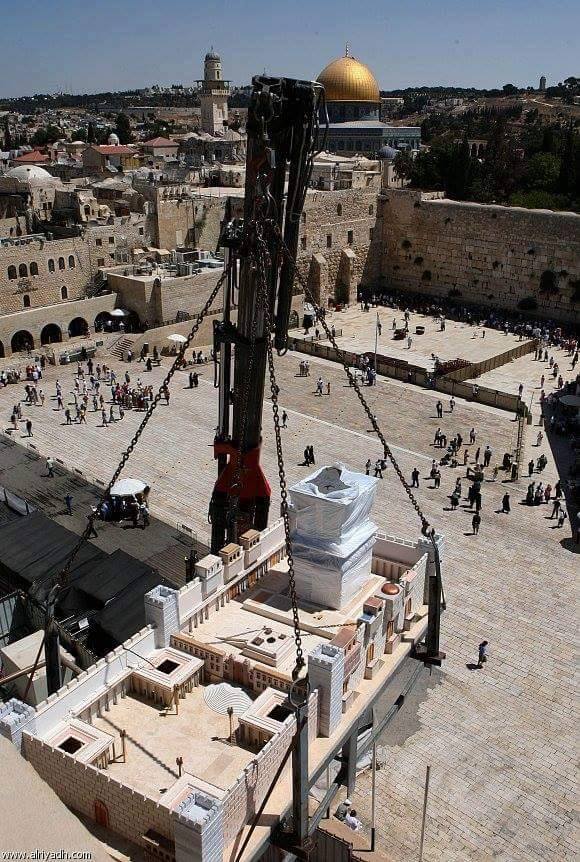 صورة (الاحتلال يرفع مجسم للهيكل المزعوم بجوار حائط البراق) نسخة لكل مسلم !!! Chnt1_zWUAIwQ80
