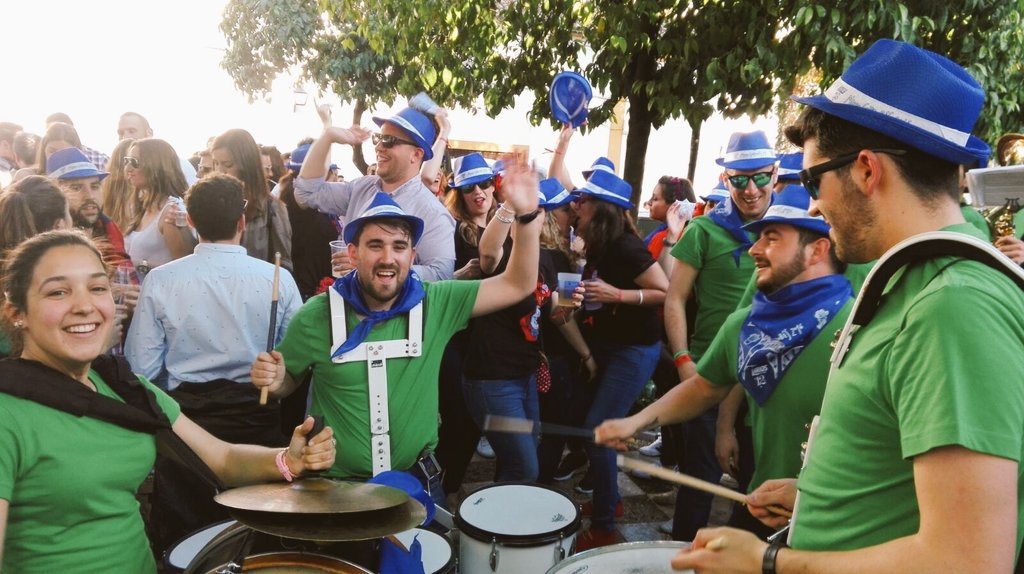 Batucada improvisada liandola como siempre!!! Al ritmo de Andalusi Band