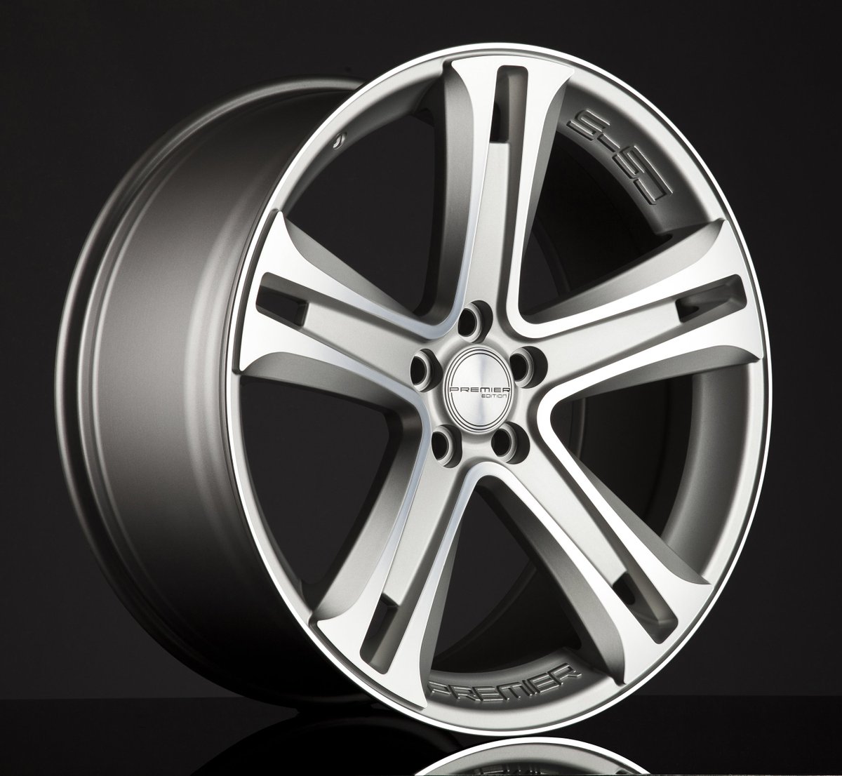 premieredition's tweet photo. PREMIER EDITION CS-5 - Matt Silver/Machined Face & Pinstripe - 10x22 deep concave #alloys #jates #felgen #suv #4x4 https://t.co/ZKyZ97F3AS