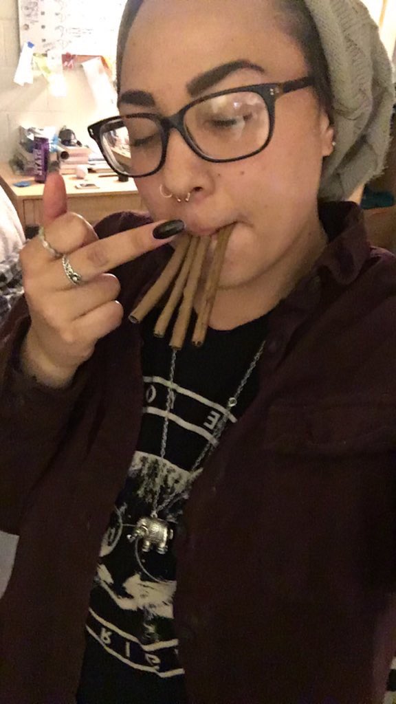 xStonerGirls's tweet photo. It's cool if you don't smoke weed, just don't kill my vibe😌☮☯✌🏻️ https://t.co/pbWEoyrSVI