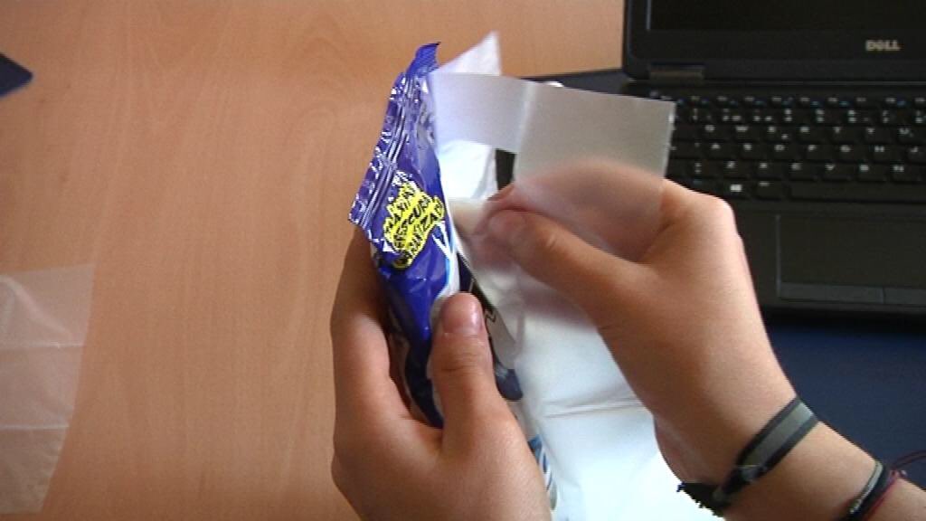 SarriaStGervaTV's tweet image. 5 alumnes de @CFSagratCor ideen #Shellbag ,una bossa biodegradable feta amb pell de plàtan. Avui, al #BtvNotícies73