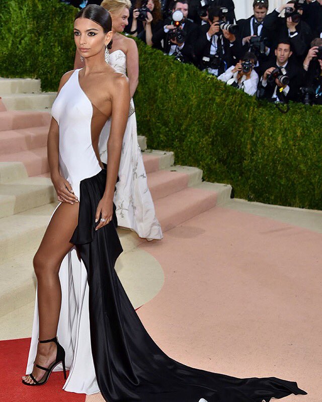emrata's tweet photo. Met Gala 2016 https://t.co/ItfughobMW