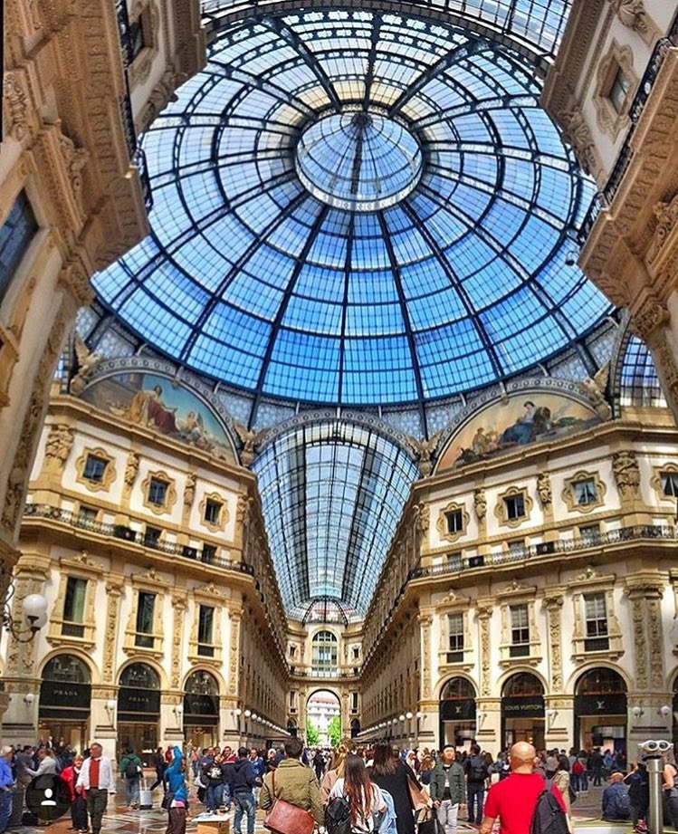 ilbel_paese's tweet photo. "#Milano è un enorme conglomerato di eremiti" diceva Eugenio #Montale. Che ne pensate? #galleriavittorioemanuele https://t.co/GfXFPtOevM