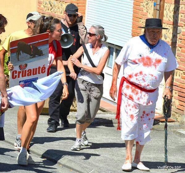 OIGAN, <a href="/publico_es/">Público</a> <a href="/laSextaTV/">laSexta</a> <a href="/helenaresano/">Helena Resano</a>, MIREN QUÉ IMAGEN TAN LAMENTABLE DE UN TAURINO AGREDIENDO... OH WAIT!!!