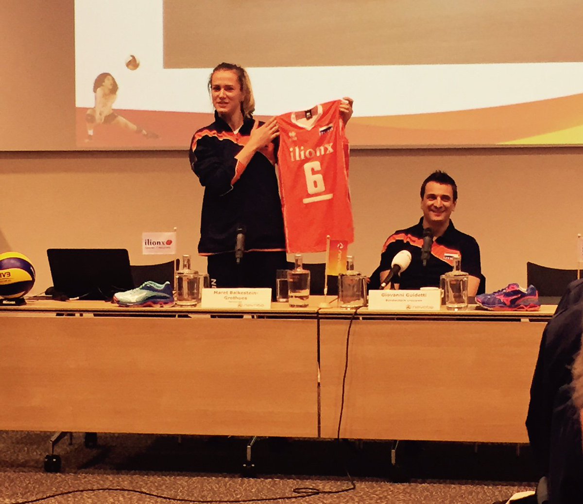 Persconferentie met NL Dames Volleybalteam. OKT3 #Tokio en presentatie #shirt! Zie het hier: ow.ly/4npZ18